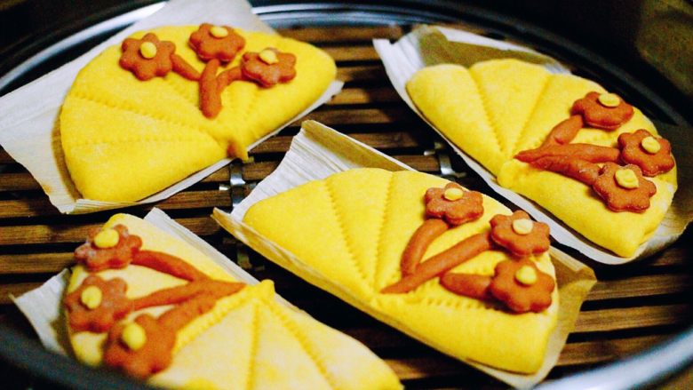 #甜味#南瓜荷叶饼,放到锅中盖上锅盖、进行二次发酵
