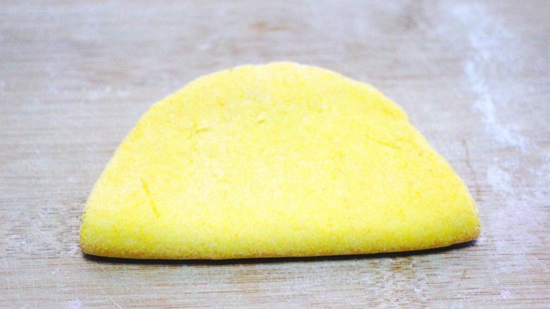 #甜味#南瓜荷叶饼,刷好的面皮对摺