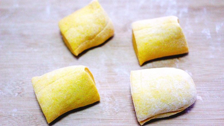 #甜味#南瓜荷叶饼,再取一个面团揉匀后切成4份剂子