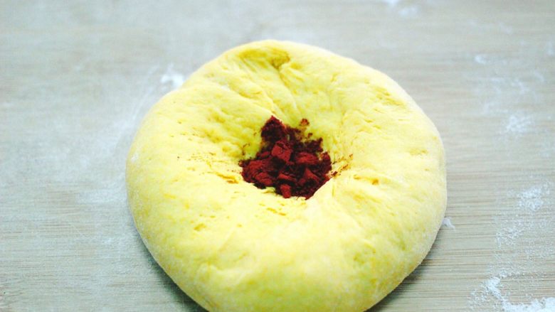 #甜味#南瓜荷叶饼,取出一块面团加入红曲粉和成光滑面团备用