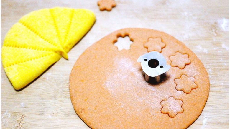 #甜味#南瓜荷叶饼,用加入红曲粉的面团擀成薄面皮、用模具压出小花朵、没有模具、用剪刀剪出花瓣