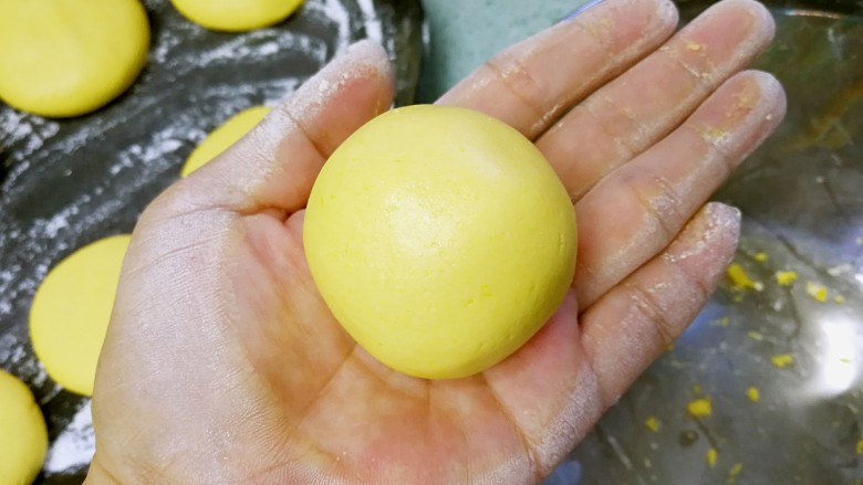 红糖南瓜饼,收口，揉成光滑的圆球。