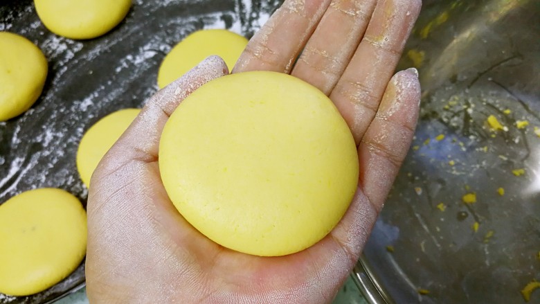 红糖南瓜饼,用手掌轻轻压扁，边压边调整形状，尽量压成圆饼状。
