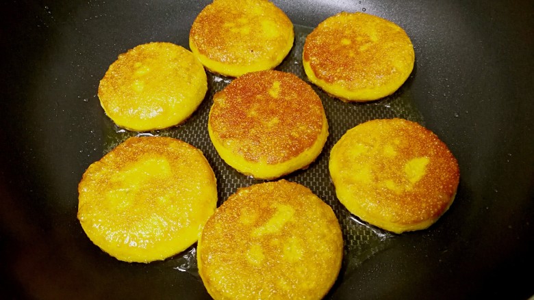 红糖南瓜饼,煎至饼底焦黄，翻面继续小火慢煎。两面都出现焦黄后，要再翻面几次，保证内部熟透。