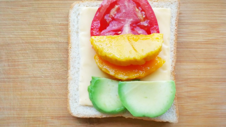 美味早餐红绿灯三明治,摆上西红柿，芒果，牛油果，形成红绿灯的颜色，