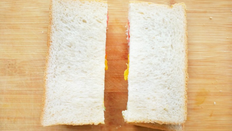 美味早餐红绿灯三明治,用刀在三明治的中间切开，稍稍整形即可，