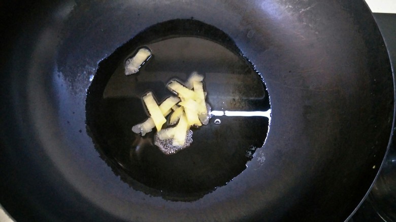 鲜美鲫鱼汤,热锅凉油下入姜片煸炒出香味，炒好后捞出，这样做煎鱼鱼不会太粘锅。