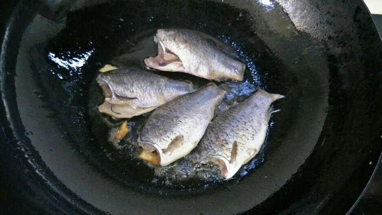 鲜美鲫鱼汤,把鱼放入锅中煎，不要急着翻面。