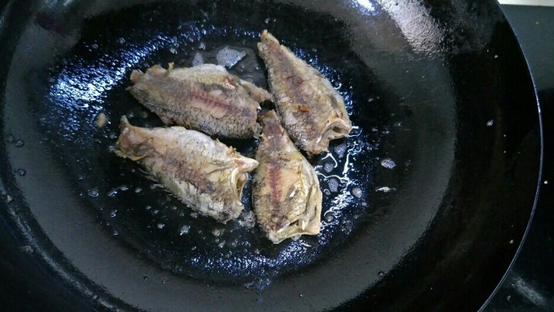 鲜美鲫鱼汤,一面煎好后翻过来煎至另一面。