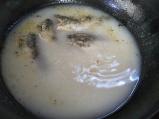 鲜美鲫鱼汤,待鱼出了白色的汤汁就转小火，熬大概30分钟。