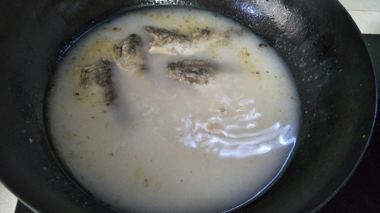 鲜美鲫鱼汤,待鱼出了白色的汤汁就转小火，熬大概30分钟。