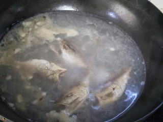 鲜美鲫鱼汤,两面都煎好后，锅中加一大碗水，大火烧开。