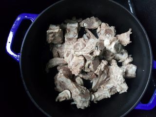 清炖枸杞羊肉汤,4.用温水将羊蝎子洗干净，放入铸铁锅中。
