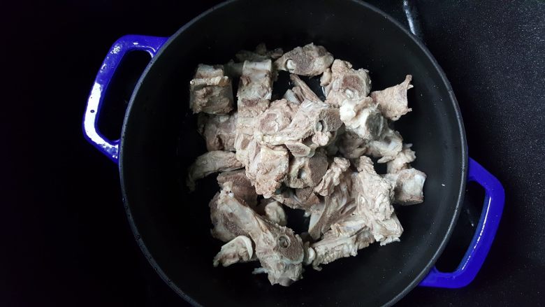 清炖枸杞羊肉汤,4.用温水将羊蝎子洗干净，放入铸铁锅中。