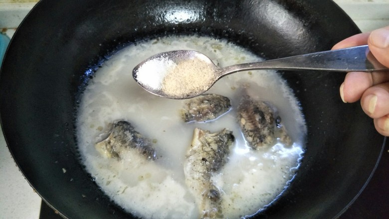 鲜美鲫鱼汤,撇去浮沫，加入盐和胡椒粉。