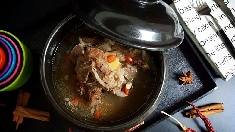 清炖枸杞羊肉汤,11.枸杞羊骨汤就做好了。 