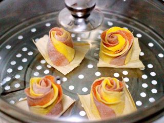 #甜味#双色南瓜玫瑰花,发至一倍大的时候、中火烧开锅后继续蒸20分钟关火焖5分钟即可……