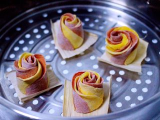 #甜味#双色南瓜玫瑰花,玫瑰花底部铺上玉米叶、放入锅中盖上锅盖进行二次发酵