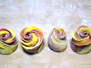 #甜味#双色南瓜玫瑰花,稍微整一下形、我做了4个双色玫瑰花、每个花形都不一样、也可以整成一样的