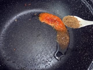 麻辣鲜香孜然小土豆,开小火，锅中没有剩底油的话需要再加入适量油，加入辣椒粉，花椒粉，孜然粉
