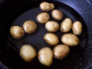 麻辣鲜香孜然小土豆,锅中加入适量水把土豆煮软