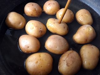 麻辣鲜香孜然小土豆,用筷子轻松穿透就可以了