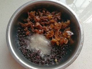 金瓜黑米饭,泡好的黑米沥掉水份倒入大碗中，加入适量白糖（或红糖）、蜜饯、猪油（或食用油）拌均匀；