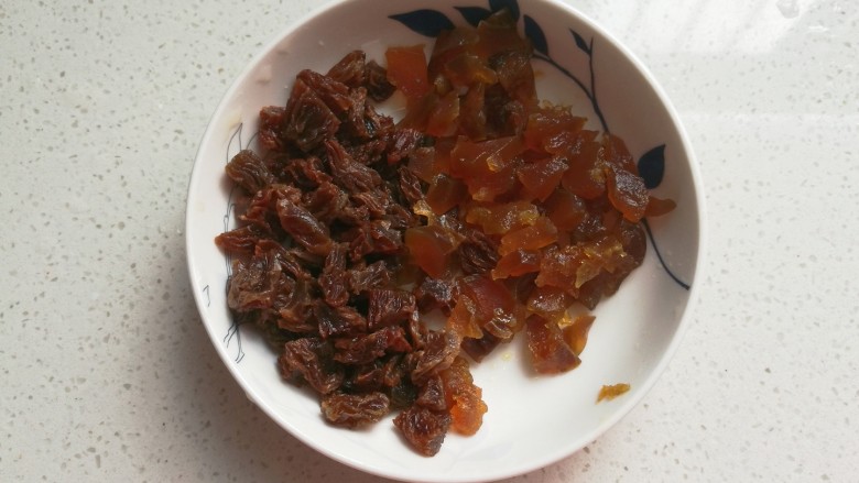 金瓜黑米饭,取适量蜜饯洗净切碎；（品种随个人喜好选择，我用的葡萄干和黄桃蜜饯）