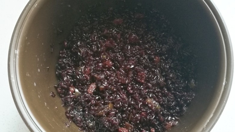 金瓜黑米饭,再放入电饭锅中，加少许清水不要没过米面，把它蒸熟后搅散；