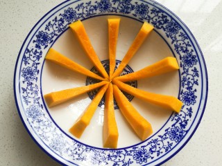 金瓜黑米饭,窝形深盘或碗中先刷上一层食用油，如图再摆上南瓜条，间距要适中；