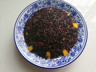 金瓜黑米饭,然后用勺子把蒸好的黑米饭填入碗中，填满压实，再放入蒸锅中蒸约8~10分钟即好；