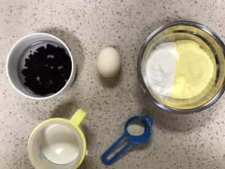 蓝莓奶香松饼—无添加超美味,准备好食材，蓝莓干用温水泡半个小时，可以换一次水。