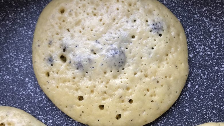 蓝莓奶香松饼—无添加超美味,看到面糊表面开始冒小气泡，就可以翻面了。