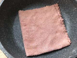 蓝莓奶香松饼—无添加超美味,如果要煎第二锅，可以用一块干净的毛巾【进冷水】，冷却一下锅，可以让饼的上色更好看，不冷却锅上色比较深。