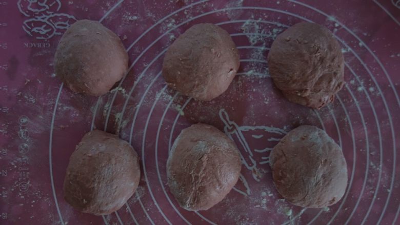全麦樱花粉紫米麻薯软欧,第二天发酵好的面团分成6等分静置20分钟