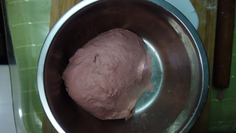 全麦樱花粉紫米麻薯软欧,烫种老面和面团材料混合揉到扩展发酵，我这里直接放入冰箱发酵一晚上，以上步骤提前一晚制作～
