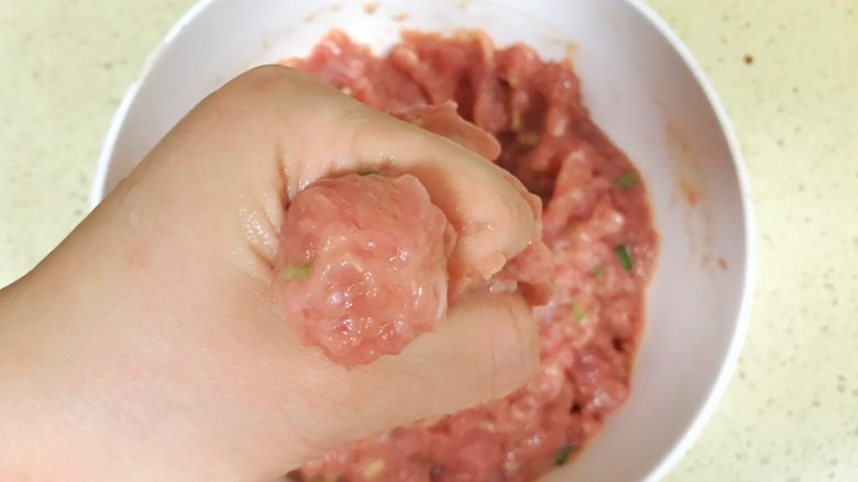 超级鲜美无敌肉丸靓汤,挤肉丸的方法：用手握住肉馅儿，从虎口处慢慢挤出肉丸