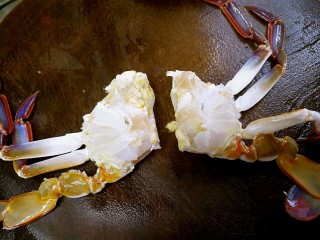 姜葱炒花蟹,清理好的蟹身对半切开。