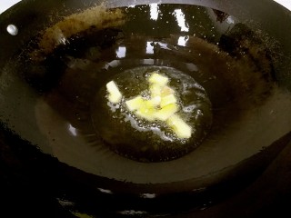 姜葱炒花蟹,锅里倒入稍多的油，烧热，爆香姜片。
