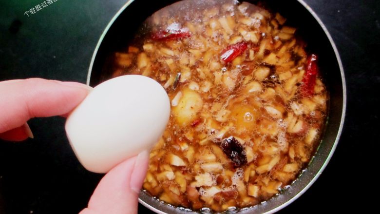 香菇卤肉饭,放入鸡蛋，将炖锅放火上大火烧开，小火慢炖2小时，炖的时间够才好吃，没时间也要炖1小时