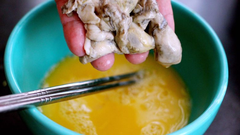 #咸味#木须海蛎子,鸡蛋打散后、加入洗净的海蛎子肉