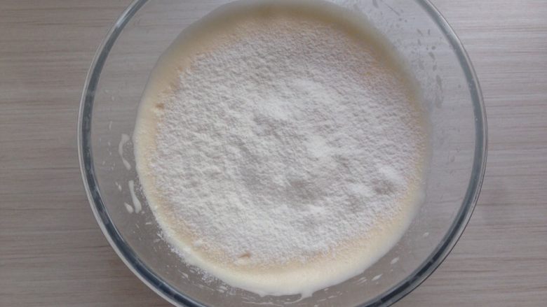 葡萄干蒸蛋糕,将粉类分三次过筛到蛋液里，过筛的时候要平均分布均匀