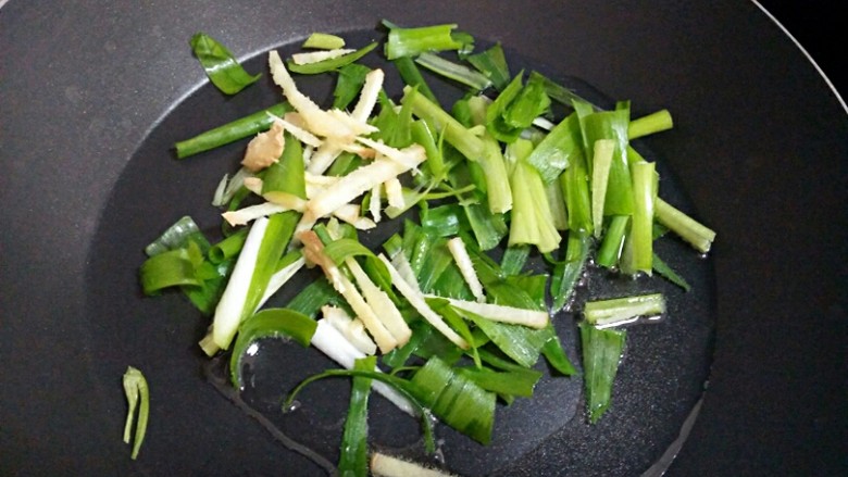 芹菜炒干豆腐,锅中油热，下葱姜爆香