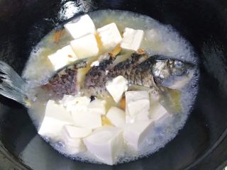 浓汤鲫鱼炖豆腐,水位和鱼身、豆腐持平