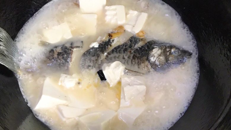 浓汤鲫鱼炖豆腐,打开盖子，汤已经成乳白色了