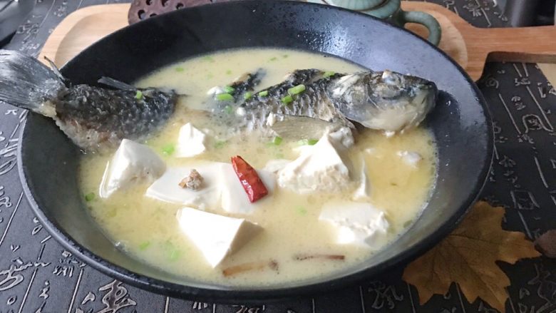 浓汤鲫鱼炖豆腐,鱼肉肉质细嫩，鱼汤鲜美