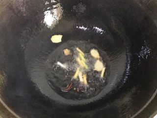 浓汤鲫鱼炖豆腐,把辣椒、葱白、生姜片放进油锅爆炒一下
