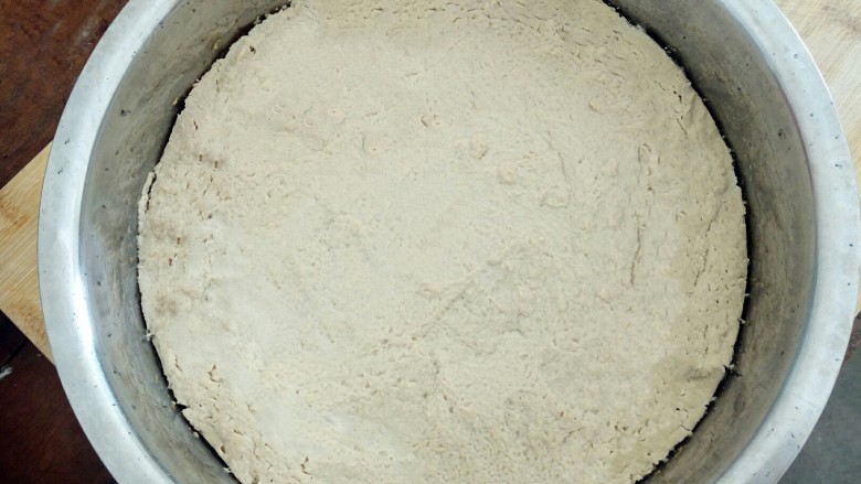 自制豆沙,放入搅拌机里，搅成黑豆泥﻿﻿