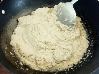自制豆沙,油温热后，倒入豆沙泥不停的翻炒，大约5分钟，要小火慢炒﻿﻿