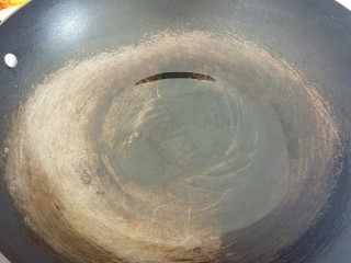 自制豆沙,平底锅预热，放入花生油﻿﻿﻿﻿